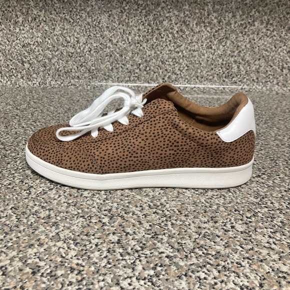 Old Navy Leopard Sneaker - Picture 4 of 9